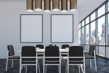 Yemek odası iki afiş, siyah sandalye ile