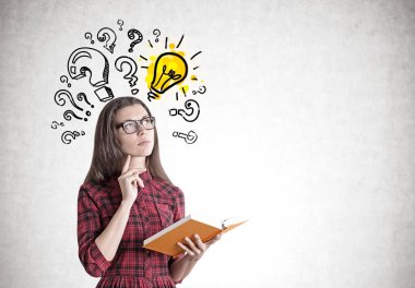 Bir kitap, sorular ve fikir genç kadınla