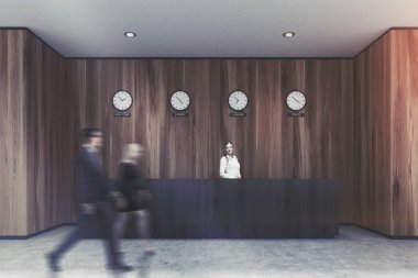 Siyah resepsiyon masası, ahşap ofis, insanlar