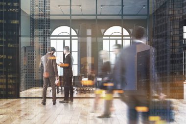 Siyah tuğla ve cam ofis toplantı salonu, insanlar,