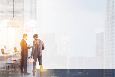 Beyaz açık alan office, boş duvar, erkekler, tonda