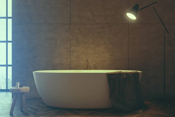 Cuarto de baño de hormigón, bañera blanca de cerca tonificado — Foto de Stock