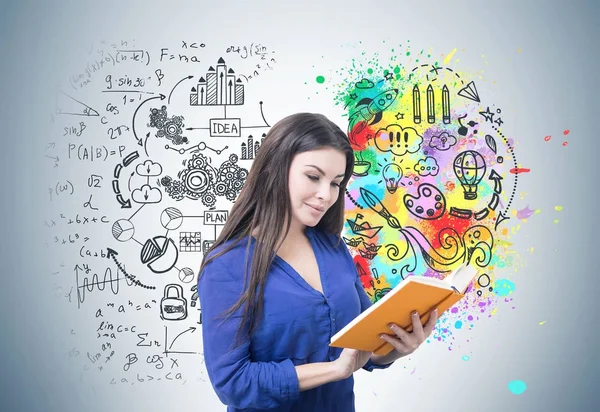 Жінка в синьому кольорі читає книгу, мозок — стокове фото