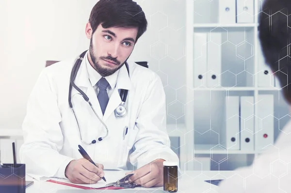 Brodaty lekarz mówi do pacjenta w biurze, stonowanych — Zdjęcie stockowe