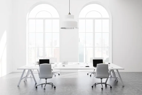 Белый открытый офис, вид сбоку — стоковое фото