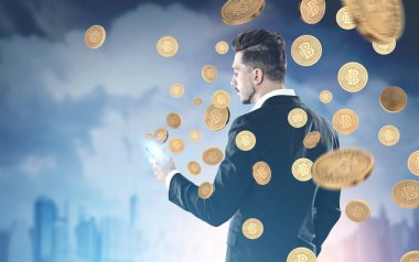 İşadamı ile bir smartphone, bitcoin yağmur