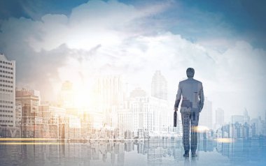 Bir şehirde bavulla iş adamı