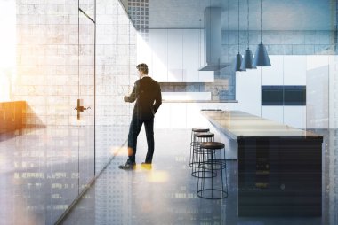 Beton mutfak, beyaz dolapları, tonda bar