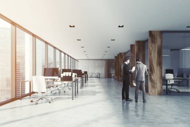 Beyaz ve ahşap açık alan ofis, insanlar