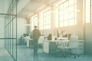 Beyaz tuğla açık tonda alan ofis