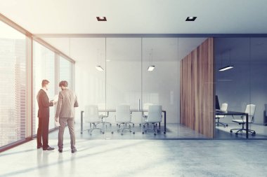 İnsanlara yakın bir beyaz ve ahşap toplantı salonu