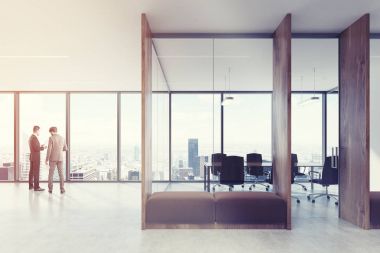 Ahşap ofis koridor, kahverengi kanepe yan tonda