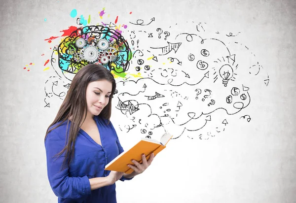 Жінка в синьому, читаючи книгу, когнітивний мозок — стокове фото