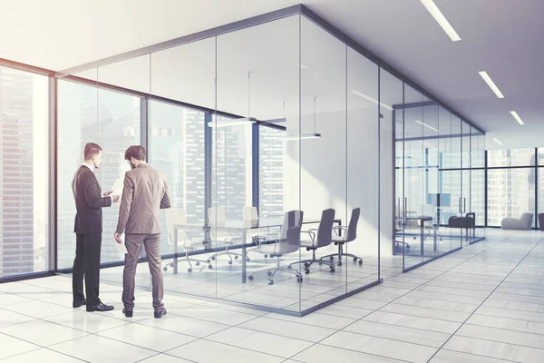 Glazen muur conferentieruimte, loft, mensen — Stockfoto