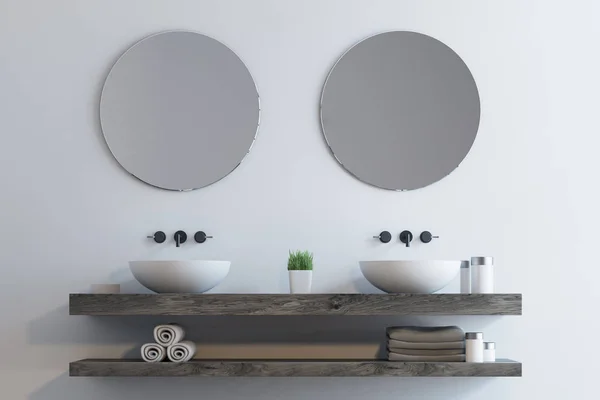 双水槽用圆镜子 — 图库照片