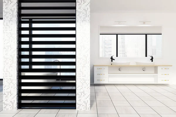 Weiß gefliestes Badezimmer, Waschbecken und Dusche, Front — Stockfoto
