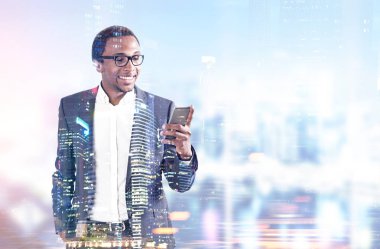 Gülümseyen Afrikalı-Amerikalı adam, telefon, Şehir Ofisi