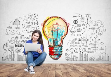 Bir dizüstü bilgisayar, iş fikri ile genç kız