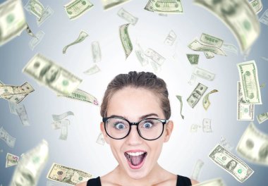 Şaşırmış gibi kız yuvarlak gözlük, Doları yağmur