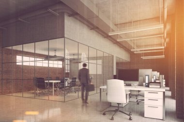 Tuğla ofis, kemer windows, bilgisayar, adam