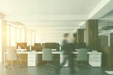 Ahşap ve beyaz açık alan ofis, insanlar