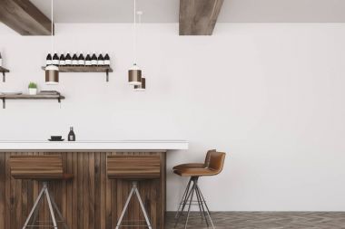 Beyaz ve ahşap iç bar