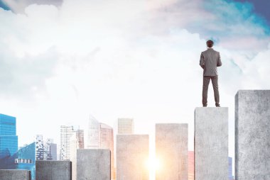 Grafik üzerinde duran işadamı şehir