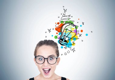 Şaşırmış gibi kız yuvarlak gözlük, ampul