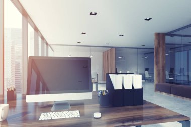 Boş bilgisayar ekranında Office tonda