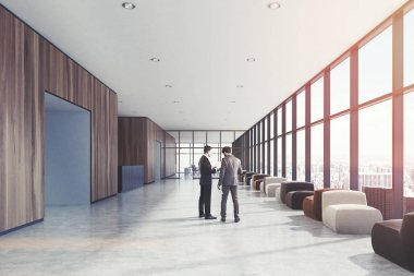 Ahşap bekleme odası, çatı ofis, insanlar