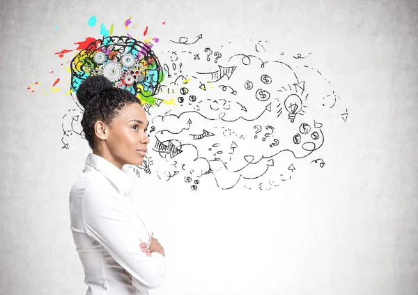 Femme afro-américaine en jeans, rouages du cerveau — Photo