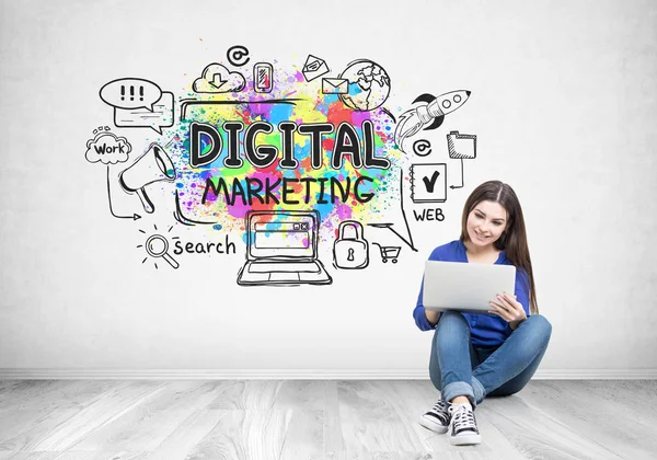 Adolescente em jeans, um laptop, marketing digital — Fotografia de Stock