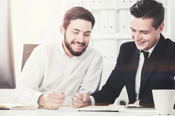 Twee zakelijke partners samen te werken — Stockfoto