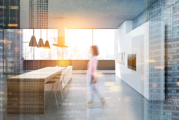 Cozinha de concreto, armários brancos, lado, menina — Fotografia de Stock
