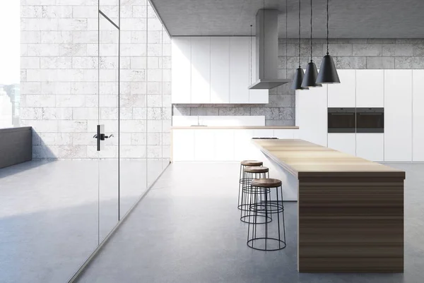 Интерьер бетонной кухни, белые шкафы, бар — стоковое фото