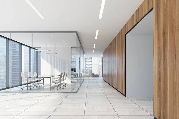Sala de reunião de escritório branco e de madeira, poltronas — Fotografia de Stock