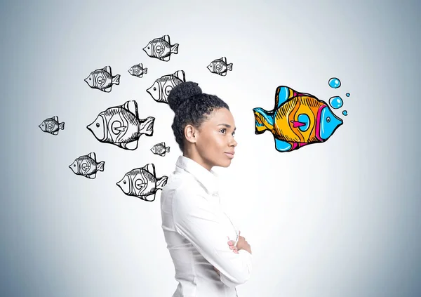 Mujer de negocios afroamericana, pescado — Foto de Stock