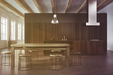 Tonda beton ve koyu ahşap yemek odası