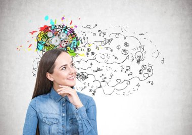 Kot gömlek, neşeli genç kadın beyin fırtınası