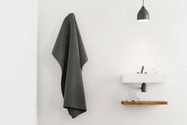 Beyaz banyo lavabo ve bir havlu