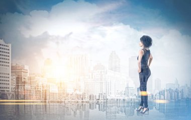 Bel, ellerine Afrikalı-Amerikalı kadınla şehir