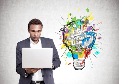 Ciddi Afrikalı-Amerikalı adam dizüstü bilgisayar, iş fikri