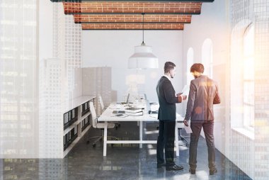 Tuğla tavan açık alan ofis, beton tonda