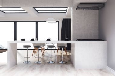 Gri ve ahşap mutfak ve yemek odası