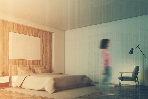 Biały i drewniane sypialnia, plakat, rogu, Dziewczyna — Zdjęcie stockowe