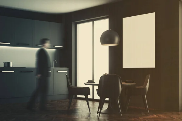 Man in een zwart eetkamer, binnenkant — Stockfoto