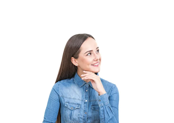 Glad ung kvinna i en jeans skjorta, isolerade — Stockfoto