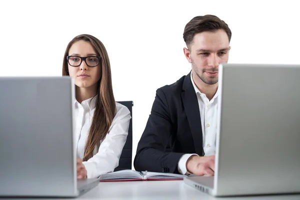 Casal de negócios trabalhando, fundo branco — Fotografia de Stock