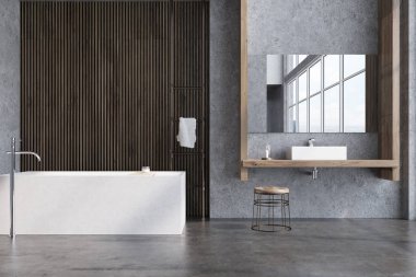 Gri ve koyu ahşap banyo, küvet