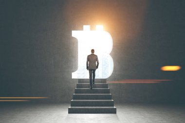 Arkadan görünüş bir işadamı, bitcoin işareti, merdiven